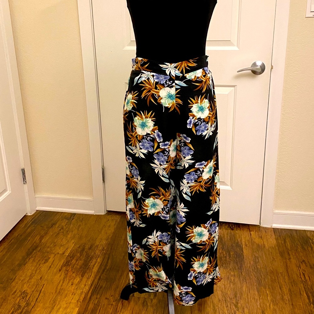 Beautiful wide leg floral pants. Size small